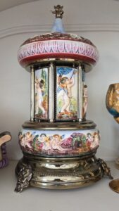 Reuge-Cherubs-and-Grapes-Musical-Carousel