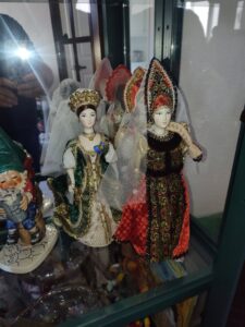 Set-of-Three-Porcelain-Russian-Dolls