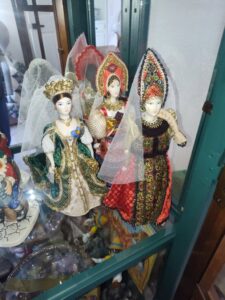 Set-of-Three-Porcelain-Russian-Dolls-third-image