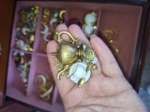Victorian-Teapot-and-Teacup-Brooch-with-Working-Watch