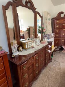 Vintage-American-Drew-Cherry-Wood-Dresser-with-Tri-Fold-Mirror