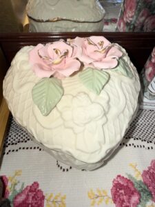 Vintage-Ceramic-Heart-Trinket-Box-with-Pink-Roses-and-Gold-Trim