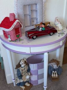 Vintage-Dollhouse-Furniture-and-Dolls