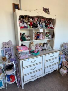 Vintage-French-Provincial-Style-Doll-Display-Cabinet-with-Collection-of-Dolls