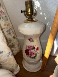 Vintage-Hand-Painted-Porcelain-Rose-Lamp