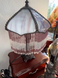 Vintage-Purple-and-White-Swirl-Stained-Glass-Table-Lamp-with-Beaded-Fringe