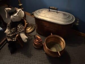 Antique-Copper-Boiler-Wash-Tub-with-Lid-and-Small-Copper-Kettle