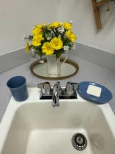 Artificial-Daisy-Arrangement-in-Ceramic-Pitcher-with-Mirrored-Tray