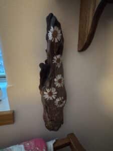 Hand-Painted-Driftwood-Wall-Art-with-Daisies