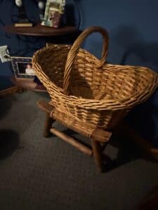 Heart-Shaped-Wicker-Picnic-Basket-with-Wooden-Stand