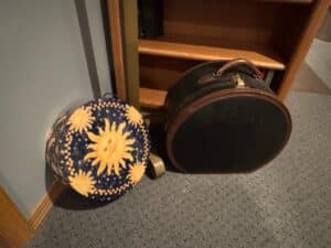 Vintage-Sun-Moon-Motif-Round-Hat-Box-and-Black-Leatherette-Oval-Hat-Box
