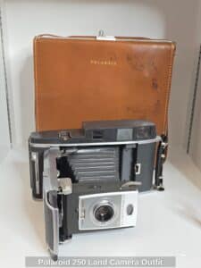 Polaroid-Land-Camera-Outfit-third-image