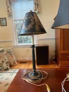 Chinoiserie-Tole-Black-and-Gold-Table-Lamp