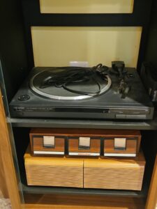 Kenwood-Stereo-System-with-Turntable-and-Speakers-second-image
