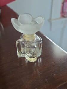 Lalique-Frosted-Glass-Nogent-Perfume-Bottle-second-image