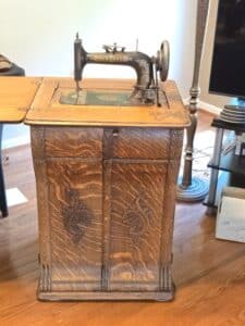 New-Home-New-Home-Treadle-Sewing-Machine-with-Ornate-Oak-Cabinet-third-image