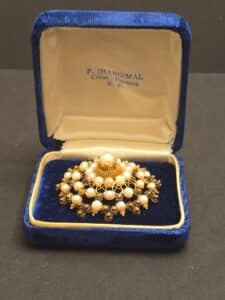 Panamanian-Mosqueta-Pearl-and-Gold-Tone-Pendant-or-Brooch