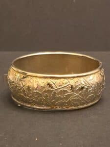 Victorian-Style-Oak-Leaf-Engraved-Hinged-Bangle-Bracelet