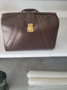 Vintage-Gladstone-Doctors-Bag-with-Ornate-Brass-Clasp