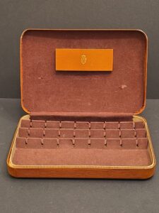Vintage-Jewelry-Box-with-Crest-Emblem-second-image
