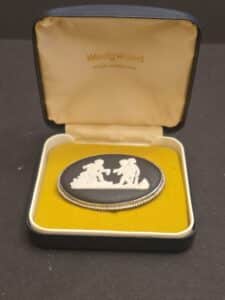 Wedgwood-Black-Jasperware-Sterling-Silver-Brooch-with-Cherubs