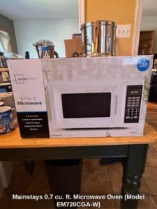 Mainstays-.-cu.-ft.-Microwave-Oven-Model-EMCGA-W