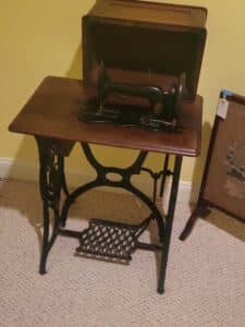 Singer-Featherweight-Model-Sewing-Machine-with-Table