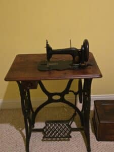 Singer-Sewing-Machine-with-Treadle-Base-and-Cabinet-second-image