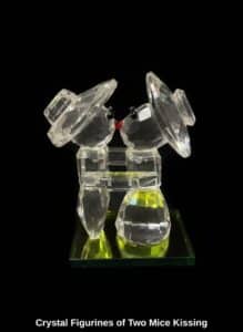 Crystal-Figurines-of-Two-Mice-Kissing-1