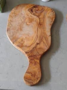Olive-Wood-Cutting-Board-with-Handle-1