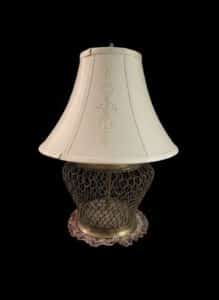Vintage-Mid-Century-Modern-Brass-Chain-or-Wire-Mesh-Hollywood-Regency-Table-Lamp-with-Embroidered-Shade