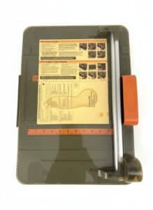Fiskars-inch-Rotary-Paper-Trimmer-with-Bonus-Decorative-Blade-Cutting-Mat