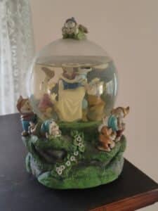 Disney-Snow-White-and-the-Seven-Dwarfs-Musical-Snow-Globe-Someday-My-Prince-Will-Come
