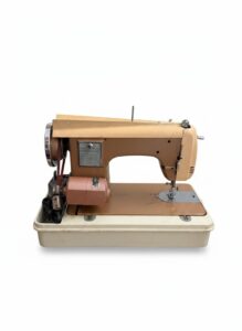 Fleetwood-De-Luxe-Zig-Zag-Sewing-Machine-second-image