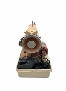 Fleetwood-De-Luxe-Zig-Zag-Sewing-Machine-third-image
