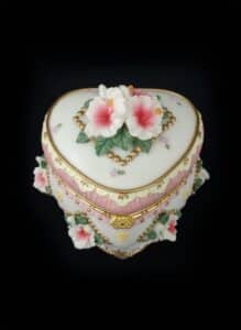 Heritage-House-Heart-Shaped-Music-Box