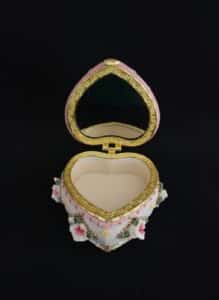 Heritage-House-Heart-Shaped-Music-Box-second-image