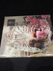 Mikasa-Crystal-Flores-Pattern-Bowl-second-image