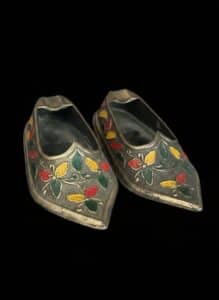 Pair-of-Vintage-Metal-Mini-Embossed-Shoe-Personal-Ashtrays-w-or-Painted-Floral-Pattern