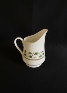 Royal-Limited-Holly-Holiday-Creamer-and-Sugar-Bowl-Set-fourth-image
