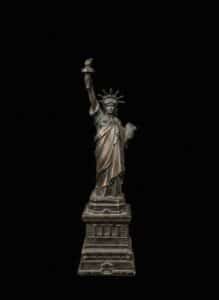 Vintage-Cast-Metal-Statue-of-Liberty-Souvenir