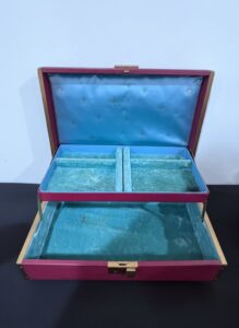 Vintage-Farrington-Jewelry-Box-second-image