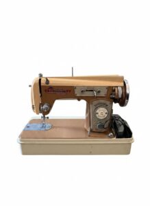 Vintage-Fleetwood-De-Luxe-Zig-Zag-Sewing-Machine