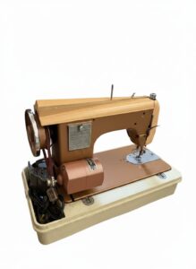 Vintage-Fleetwood-De-Luxe-Zig-Zag-Sewing-Machine-fifth-image