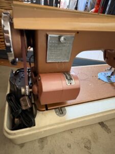 Vintage-Fleetwood-De-Luxe-Zig-Zag-Sewing-Machine-fourth-image