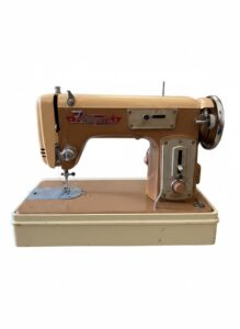 Vintage-Fleetwood-De-Luxe-Zig-Zag-Sewing-Machine-second-image