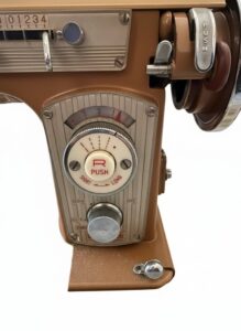 Vintage-Fleetwood-De-Luxe-Zig-Zag-Sewing-Machine-third-image