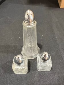 Vintage-Glass-Salt-and-Pepper-Shaker-Set-with-Tray