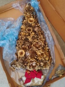 Vintage-Gold-Tone-Floral-Wall-Hanging-Christmas-Tree