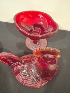 Vintage-L.E.-Smith-Amberina-Red-Glass-Standing-Rooster-Covered-Candy-Dish-second-image